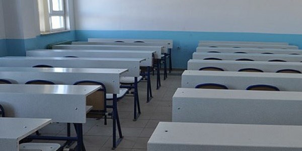 Azerbaycan Glen okullarn kapatt