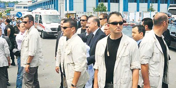 Böceği beş polis yerleştirdi