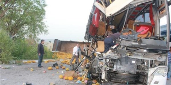 Yolcu otobüsüyle kamyon çarpıştı: 1 ölü, 40 yaralı