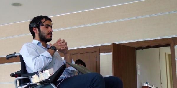 Üniversitelilerden engelliler için özel sandalye
