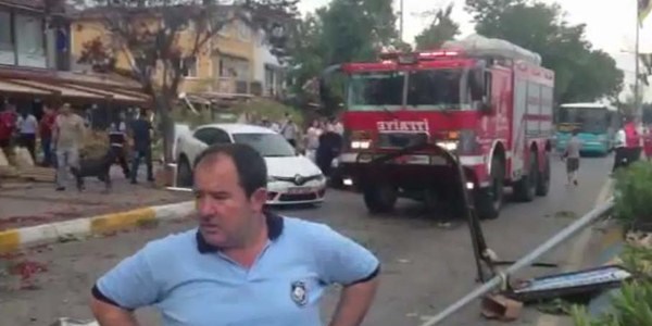 Hortum tekneyi sitenin bahçesine fırlattı