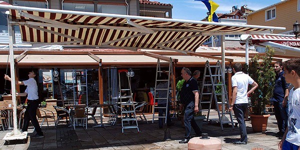 Tuzla'da hortum bir�ok ev ve i� yerine zarar verdi