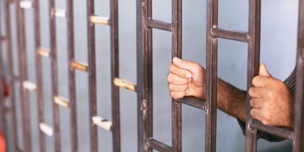 �zel t�p merkezlerine operasyon: 35 tutuklama