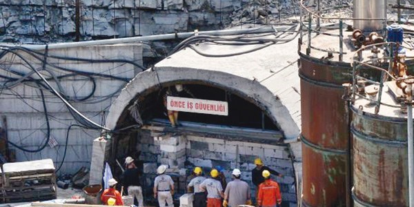 Soma'da bilirki�i heyeti yang�n y�z�nden madene inemedi