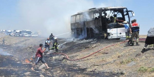 Otobüs seyir halinde iken alev alev yandı