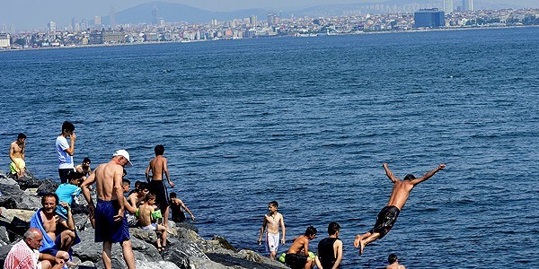 Dalga ve rüzgar varken denize girilmemeli