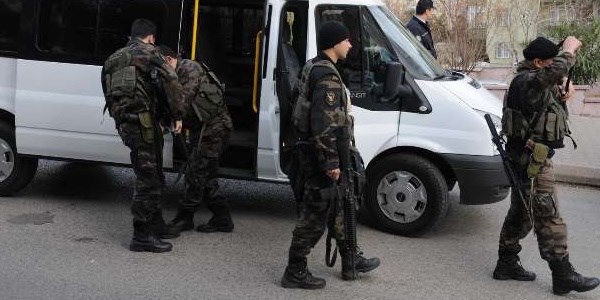 Okulda rehine krizi; M�d�r ile polis yaraland�