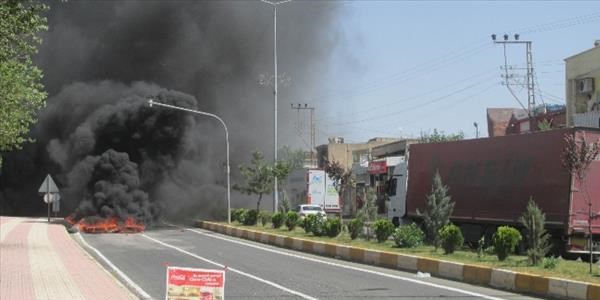 Yol kapatıp, DEDAŞ'ı ateşe verdiler