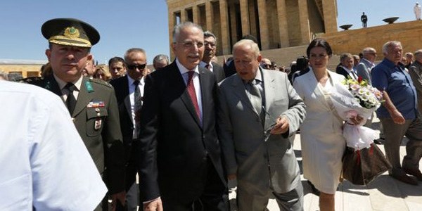 İhsanoğlu'dan Anıtkabir'e ziyaret