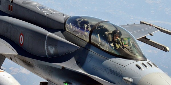 Komutan F-16'yla denetime çıktı