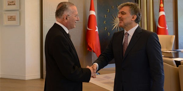 Ekmeleddin İhsanoğlu'ndan zafer işareti