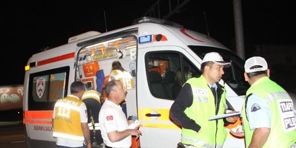 Ambulans ile otomobil çarpıştı: 4 yaralı