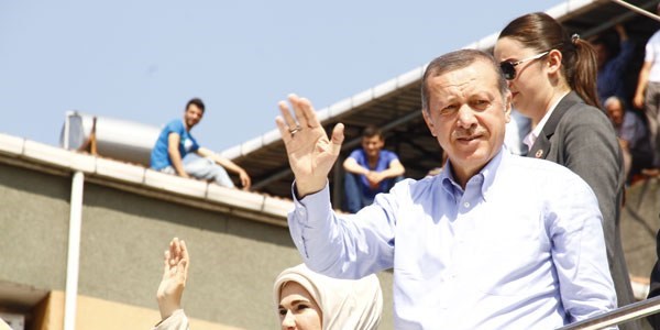Silahlı vatandaş korumaları alarma geçirdi