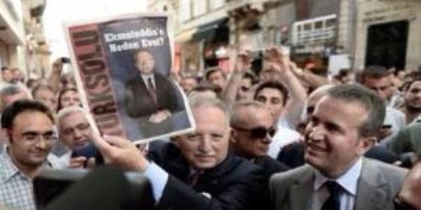 �hsano�lu, �rk�� dergi ile poz verdi