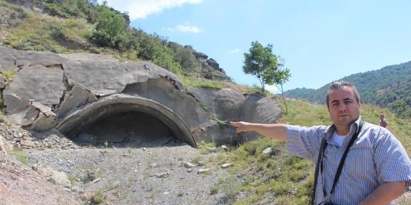 T�nel a�ma makinesi 5 y�ld�r ��ken t�nelin alt�nda