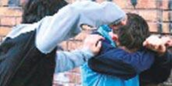 Liseli hem sınıfta hem evde şiddet görüyor
