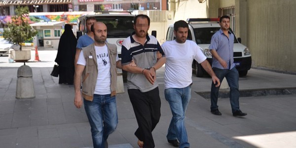 Bayrağı indirmeye çalışan zanlı intihar etti