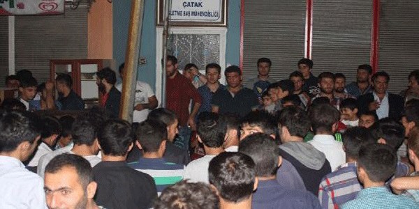 Elektrik şirketini taşladılar