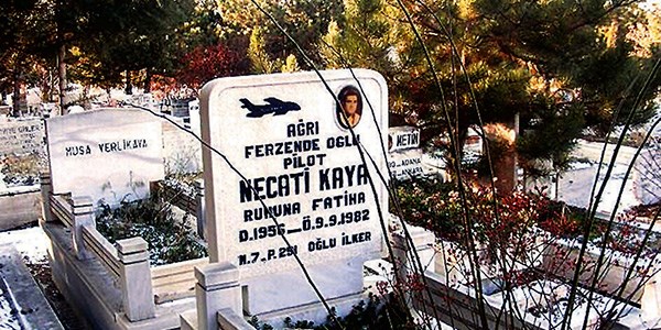 �l�m� tart���lan Pilot Necati'nin mezar� a��l�yor