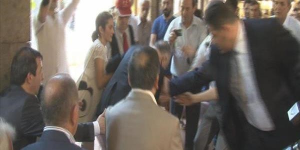 İhsanoğlu'nu düşmekten korumaları kurtardı