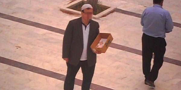 Müezzin yardım paralarını cebine attı iddiası