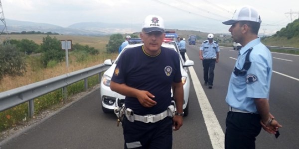 Kendisini uyaran trafik polisini yumrukladı