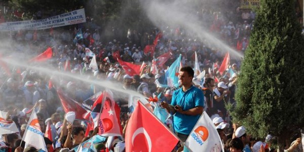Erdoğan'ın mitinginde gül kokulu su sıkılacak