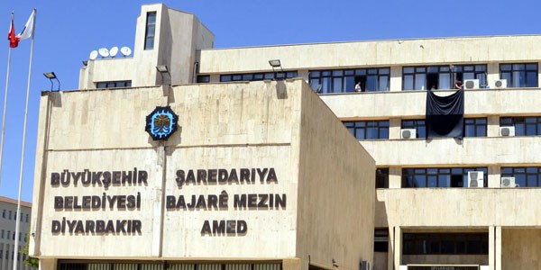 Diyarbakır Büyükşehir siyah bayrak astı