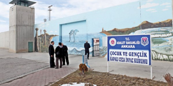 Çocuk mahkumlar yatakhaneyi ateşe verdi