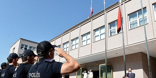 Yas başladı, bayraklar yarıya indirildi