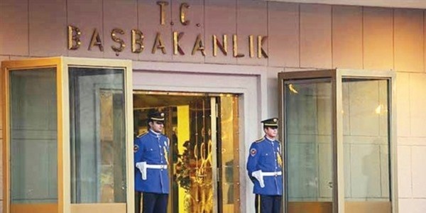 Ba�bakanl�k �n�nde kendini yakma giri�imi