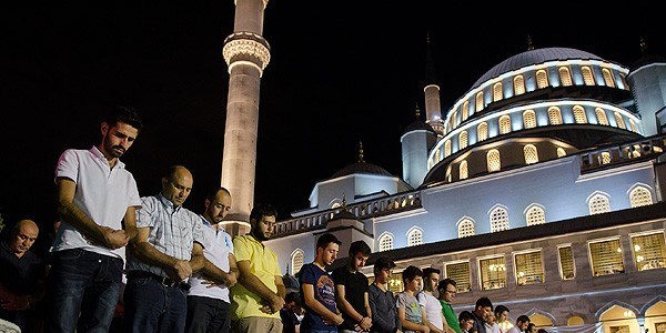 Kadir Gecesi'nde vatandaşlar camilere akın etti