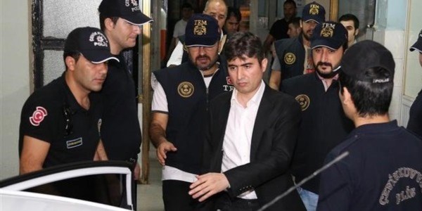 Tutuklanan polisler, polislere saldırdı