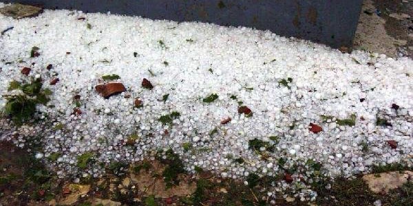 Dolu ya���� evlerin otomobillerin camlar�n� k�rd�