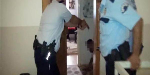 Polis �iddet g�ren kad�n� kap�y� k�r�p kurtard�