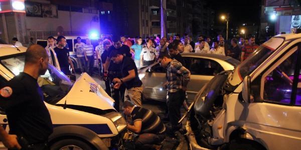 Kamyonetle polis aracı çarpıştı: 2'i polis 4 yaralı