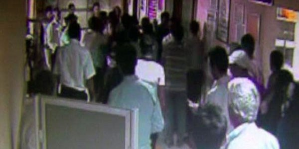 Hasta yakınları doktor ve sağlık çalışanlarını darp etti