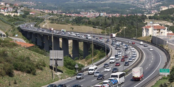 TEM'de araç kuyruğu 10 kilometreye ulaştı