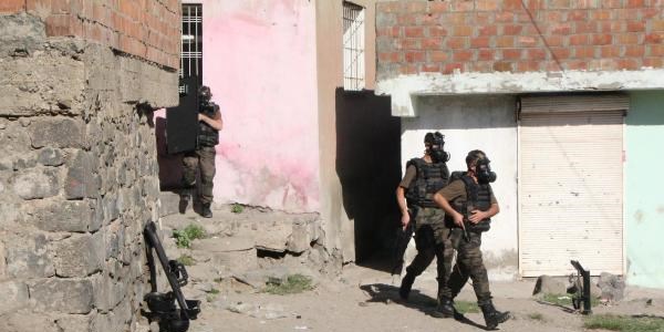 Cinayet şüphelisi polisi bıçakladı
