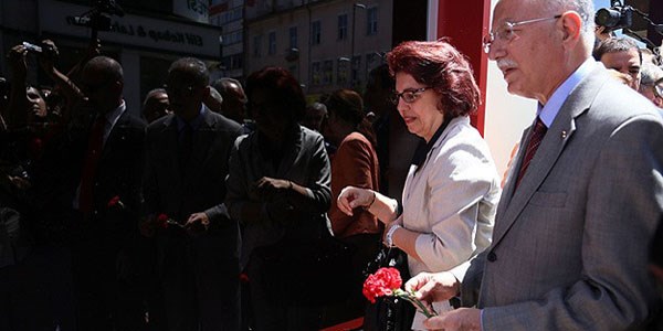 �hsano�lu Mad�mak Oteli �n�ne karanfil b�rakt�