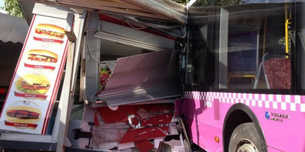 İstanbul'da İETT otobüsü kaza yaptı: 2'si ağır 13 yaralı