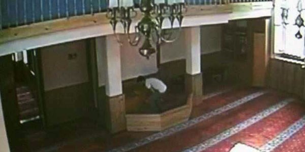 Camideki bağış kasasını önce soydu sonra dua etti/ Video