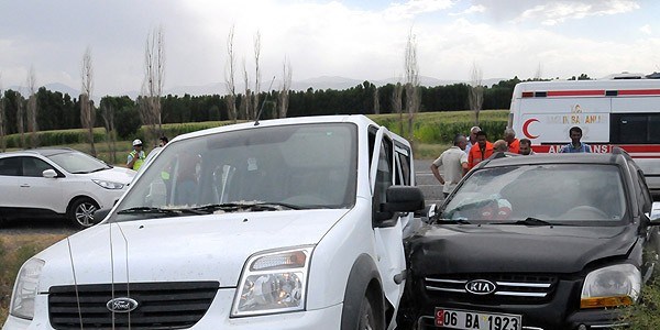 2 AK Partili vekil kazada yaralandı