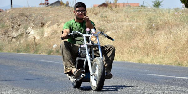 Kendini şarj eden motosiklet tasarladı