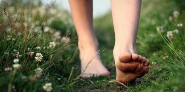 Sağlıklı yaşamak için çıplak ayakla toprağa basın