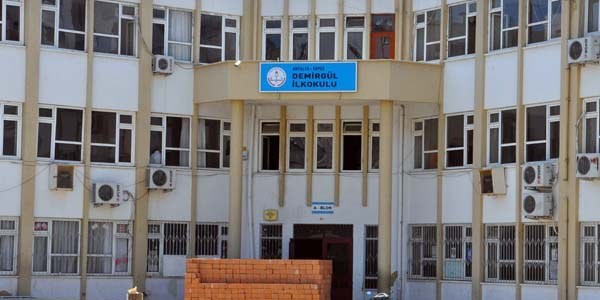Okulda kayıt skandalı: Bas parayı, seç hocayı