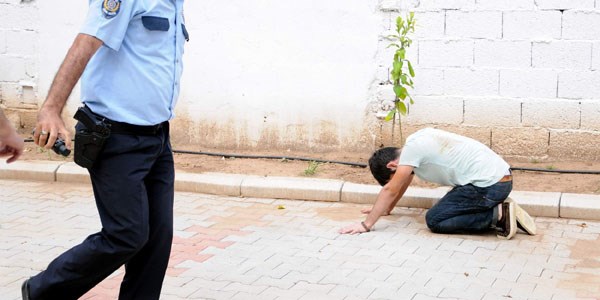 Madde ba��ml�s� gen�ler sald�rd�: 5 polis yaral�