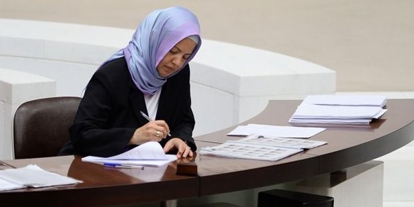 TBMM'de ilk; Başörtülü stenograf