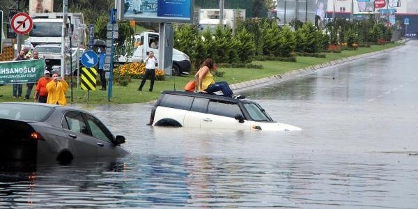İstanbul'da kuvvetli yağış; E5 göle döndü