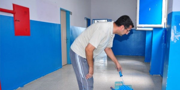 Meslektaşları tatildeyken, onlar boya badana yaptı